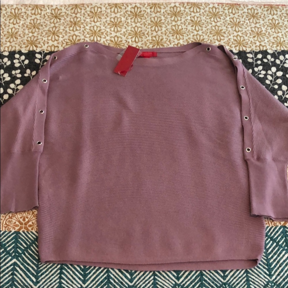 Too with grommet detail